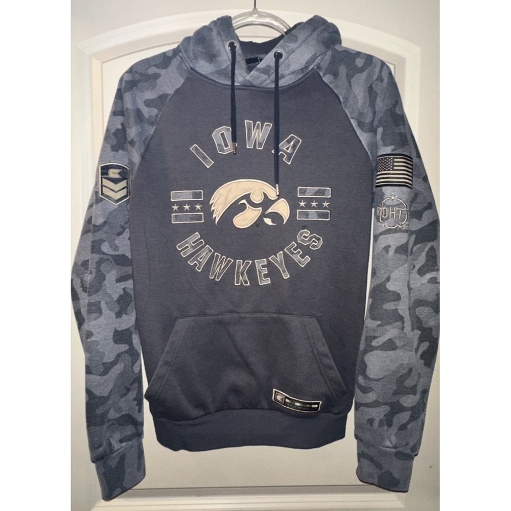 Iowa Hawkeyes Coliseum Hoodie Men's Small Camo USA Flag Military‎ Sweatshirt